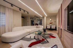 Imagen de la galería de Libertini Apartments - Lovely 2 Bedroom With Pool and PS5 - Lekki, en Lagos