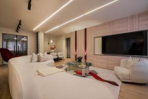 Imagen de la galería de Libertini Apartments - Lovely 2 Bedroom With Pool and PS5 - Lekki, en Lagos