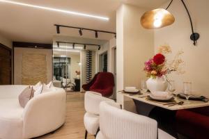 Imagen de la galería de Libertini Apartments - Lovely 2 Bedroom With Pool and PS5 - Lekki, en Lagos