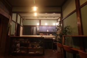 una cucina con lavandino e bancone in una stanza di sunny sidde a Takayama