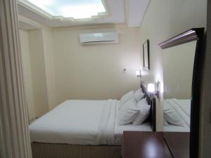 Letto o letti in una camera di Al Ferdous Hotel Apartments