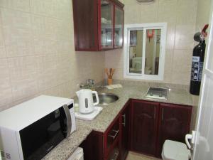 Kuchyň nebo kuchyňský kout v ubytování Al Ferdous Hotel Apartments + 37 fotografií