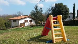 Ο χώρος παιχνιδιού για παιδιά στο Boscodisotto