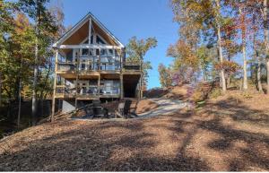 une maison au sommet d'une colline avec des arbres dans l'établissement Charlis Place Private Lux Cabin HotTub MT Views, à Ellijay