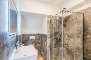 Baðherbergi á Pension Hosnar, apartma Gusto +11 myndir