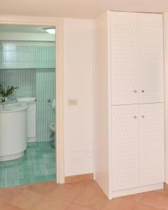 ミノーリにあるLa Tuga - Ravello Accommodationのバスルーム(白いキャビネット、トイレ付)