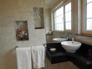 Kylpyhuone majoituspaikassa Crystal Springs B&B
