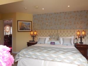 Uma cama ou camas num quarto em Crystal Springs B&B