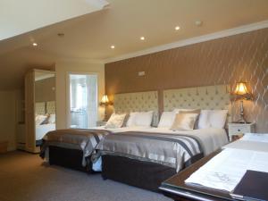 um quarto de hotel com duas camas num quarto em Crystal Springs B&B em Killarney