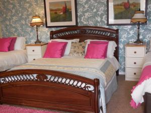 Uma cama ou camas num quarto em Crystal Springs B&B