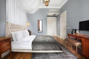 A television and/or entertainment centre at Lina Hotel Taksim Pera