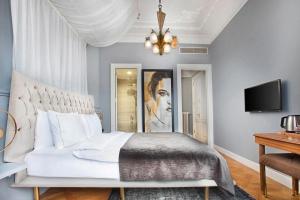 A bed or beds in a room at Lina Hotel Taksim Pera
