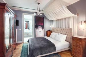 A bed or beds in a room at Lina Hotel Taksim Pera Még 37 kép