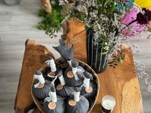 a group of mice in a bowl on a table at Charmant et moderne de L’Hay in LʼHay-les-Roses +34 photos