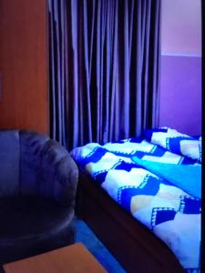 Deep Diamonds hotel and suites客房内的一张或多张床位