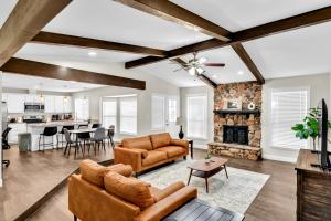 a living room with leather furniture and a fireplace at Casa Parkside in Grand Prairie