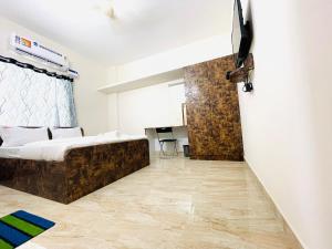 TV a/nebo společenská místnost v ubytování Pearl Stays, Tirupati - Very convenient for the people coming from Bangalore and Chennai - You can skip city traffic while reaching any temple in Tirupati - Covered Parking - 24hrs Front Desk and Hot Water - Free WiFi - Flexible Checkin-in Check-out times + 15 fotografií