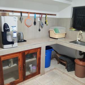 een keuken met een aanrechtblad met een spoelbak en een aanrechtblad bij 1907 Park View in Anuradhapura