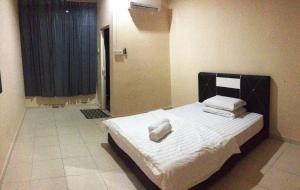 Tempat tidur dalam kamar di Semarak Beach Inn