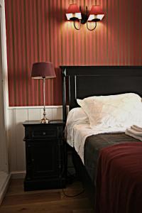 מיטה או מיטות בחדר ב-ParisInteriorsRentals - Beautiful Le Marais NOTRE DAME Appartement