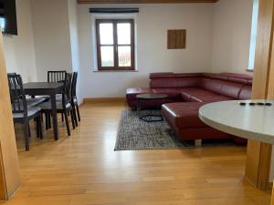 Posezení v ubytování Villa mit Pool und Grillplatz in Regensburg