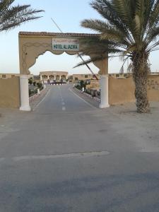 Facade o entrance ng Hotel Aljazira