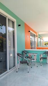 una stanza con due tavoli e sedie in un edificio di HCt a Phu Quoc