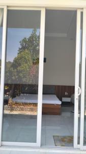 una finestra con vista su una camera da letto di HCt a Phu Quoc