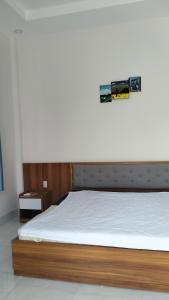 un letto con struttura in legno e di HCt a Phu Quoc