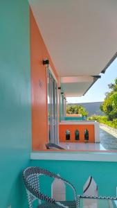 un balcone con una sedia e vista sull'oceano di HCt a Phu Quoc