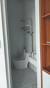 un piccolo bagno con wc e doccia di HCt a Phu Quoc