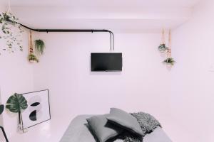 TV a/nebo společenská místnost v ubytování Minimalist Loft 8 Namba Compact Studio and Gym MA803