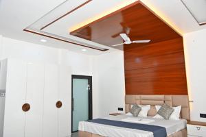 Un dormitorio con una cama y un techo. en The Saryan - Ayodhya, en Ayodhya