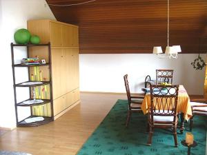 een eetkamer met een tafel en stoelen in een kamer bij Ferienwohnung "Auszeit" - Familie Moll-Staudt, Langenargen am Bodensee in Langenargen +3 foto's