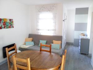 a living room with a table and a couch at Gîte Ty an Aod - 3 étoiles in Plougrescant