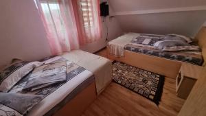 Ένα ή περισσότερα κρεβάτια σε δωμάτιο στο Cabana Geta&Mircea