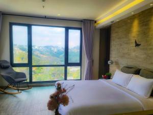 Nespecifikovaný výhled na hory nebo výhled na hory při pohledu z hotelu