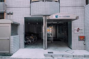una entrada a un edificio con bicicletas estacionadas en él en Minimalist Loft 8 Namba Compact Studio and Gym MA802, en Osaka