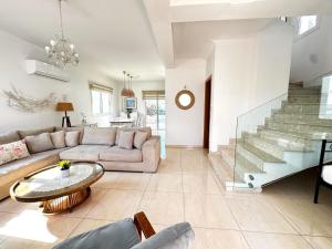 Posezení v ubytování Wealthystays Hephaestus Villa, Ayia Triada Beach + 30 fotografií