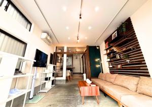 una sala de estar con un sofá y una mesa en Asakusa Sky House, en Tokio