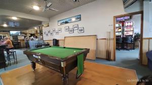 Biliár nebo kulečník v ubytování Fairlie Hotel