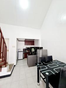 Η κουζίνα ή μικρή κουζίνα στο Calapan Transient Budget House Acacia L64
