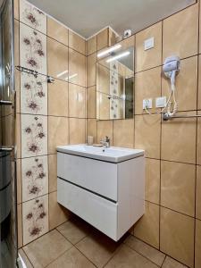 Kúpeľňa v ubytovaní Jaworowe Izby Apartamenty z balią z hydromasażem