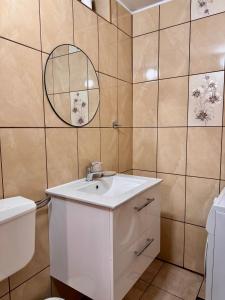 Kúpeľňa v ubytovaní Jaworowe Izby Apartamenty z balią z hydromasażem