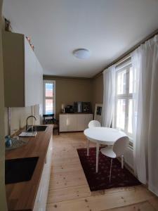 cocina con mesa blanca y mesa blanca en Villa Puharila, en Längelmäki