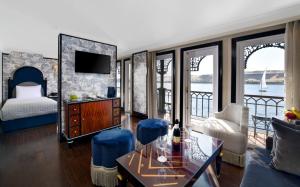 Μια τηλεόραση ή/και κέντρο ψυχαγωγίας στο Movenpick SS Misr Steamer Nile Cruise - 04 & 07 Nights Each Monday From Luxor and 03 Nights Each Friday from Aswan