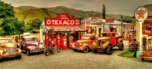 un modello di città con auto d'epoca parcheggiate di fronte di Jack Daniels Rest Gateway to Tekapo and the MacKenzie District a Burkes Pass