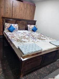 - un lit avec des oreillers bleus dans l'établissement Sivarama gaeden resort 5 star stay & swimming pool room no 5 bheemunipatbam beach road to dorathota road, à Bhīmunipatnam