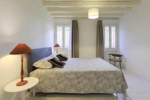 a bedroom with a bed with a lamp and a table at Mia Casa in Venice +9 photos