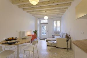 a kitchen and living room with a table and chairs at Mia Casa in Venice